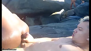 Pela primeira vez um sexo gostoso na praia, com uma morena linda